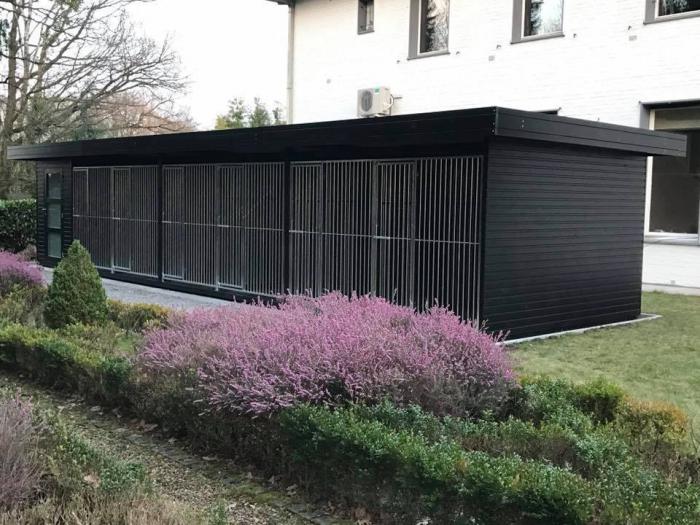 Hondenhut met kennels voor werkhonden