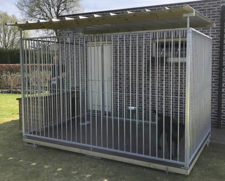 Kennel uitgerust met bodem, dak en hondenhok