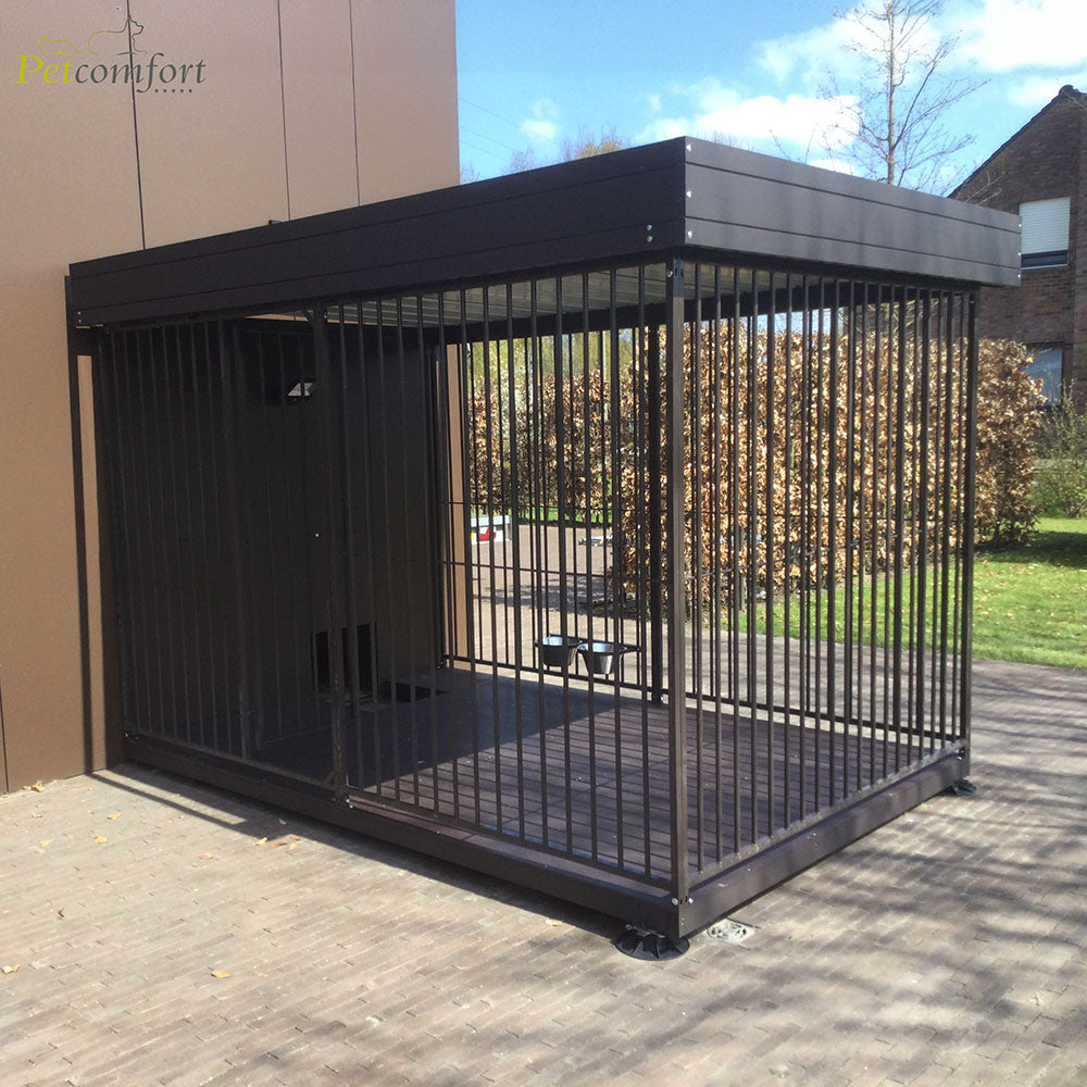 Gekleurde kennel met doorgang naar binnen