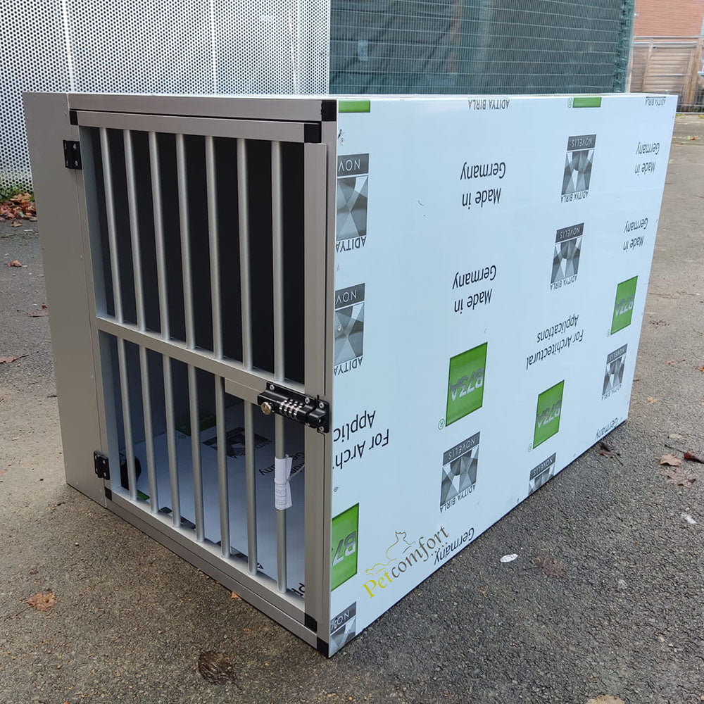 Aluminium bench voor honden van dakloze