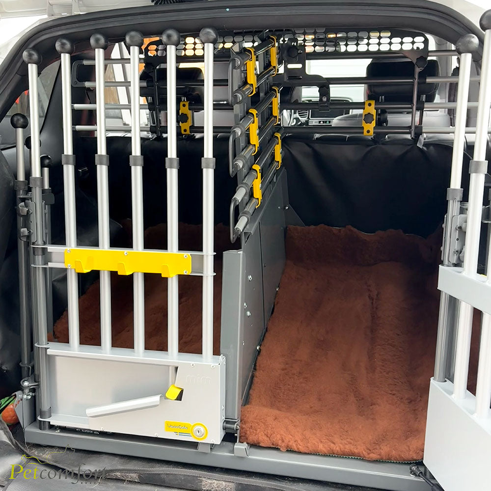Variogate met tussenschot en variobarrier headrest in wagen