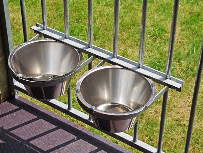 Voederstel te bevestigen aan kennelpaneel