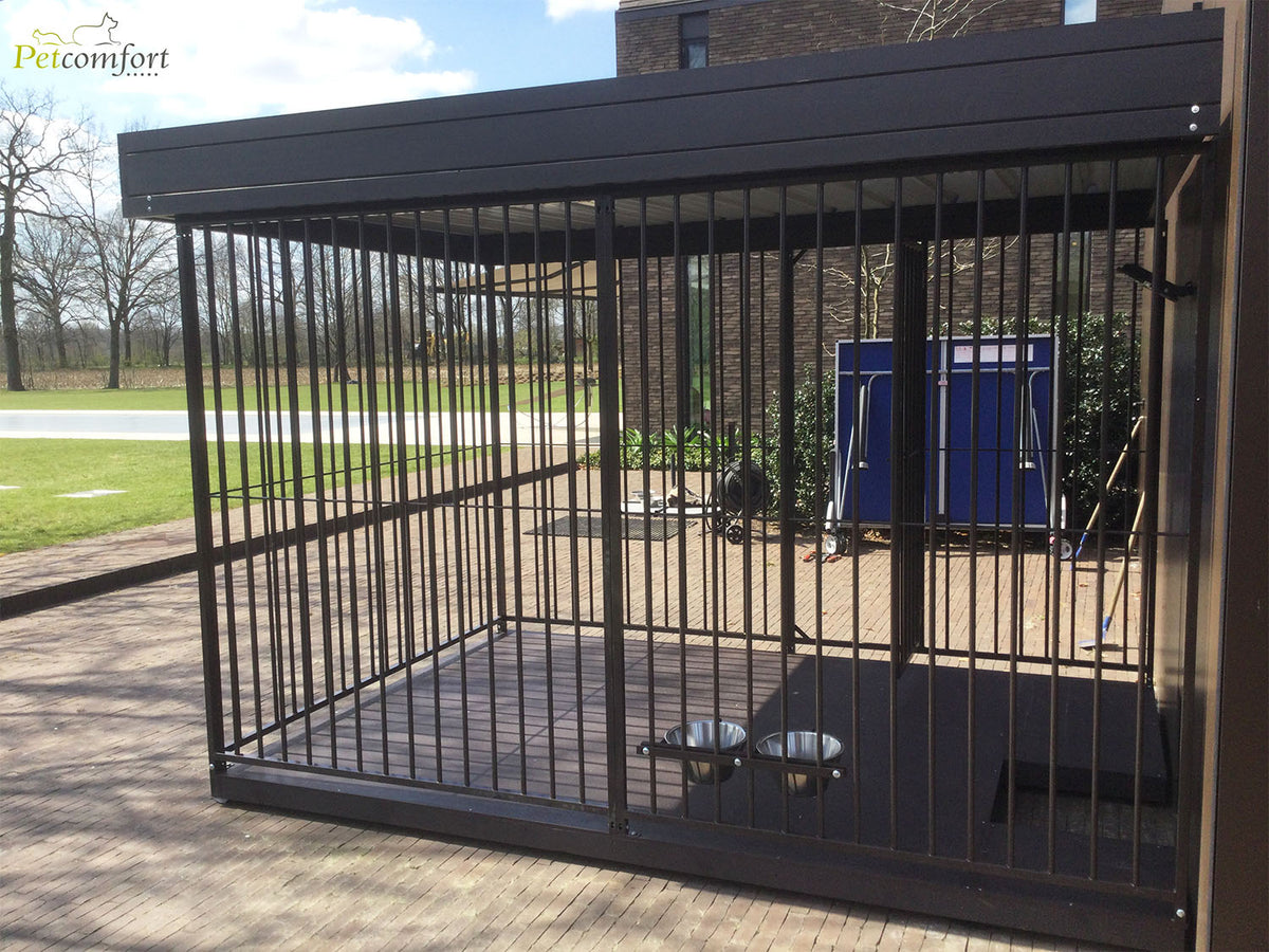 Gekleurde hondenkennel met bodem, dak en dakboord
