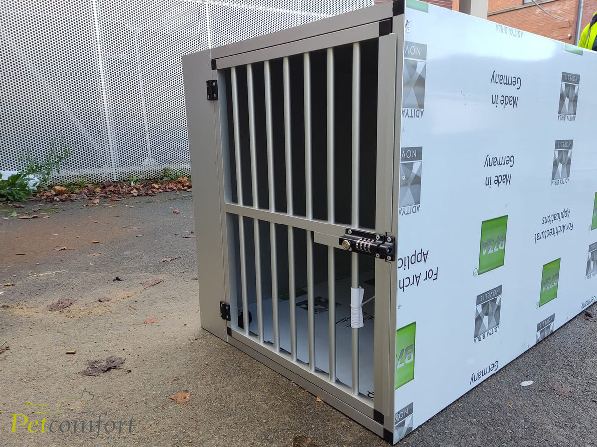 Aluminium bench voor honden van dakloze
