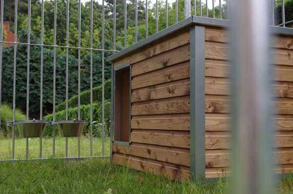 Geïsoleerd hondenhok type HD12L in kennel