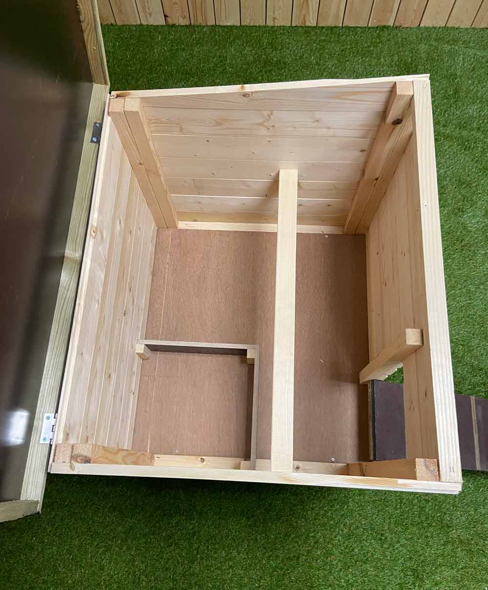 Petcomfort-kippen-voor-4-kippen-met-intern-legnest-binnenkant