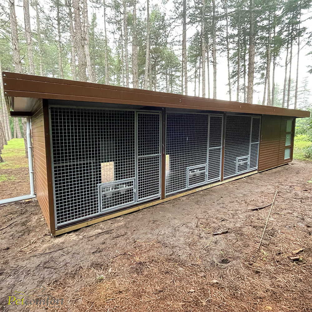 Hondenhut met opslagruimte en 3 kennels met luiken naar achteren toe