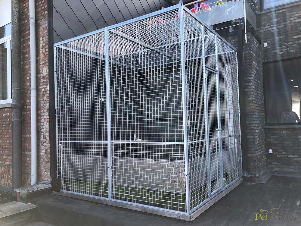 Maatwerk kennel rond dakterras geplaatst