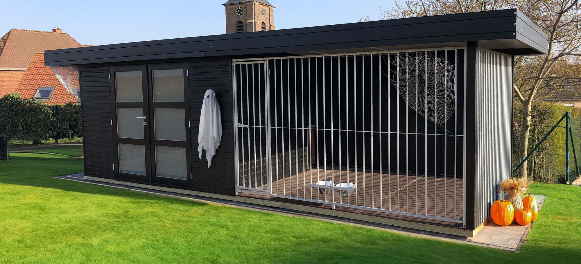 Hondenhut met tuinhuis en hondenren met halloween versiering