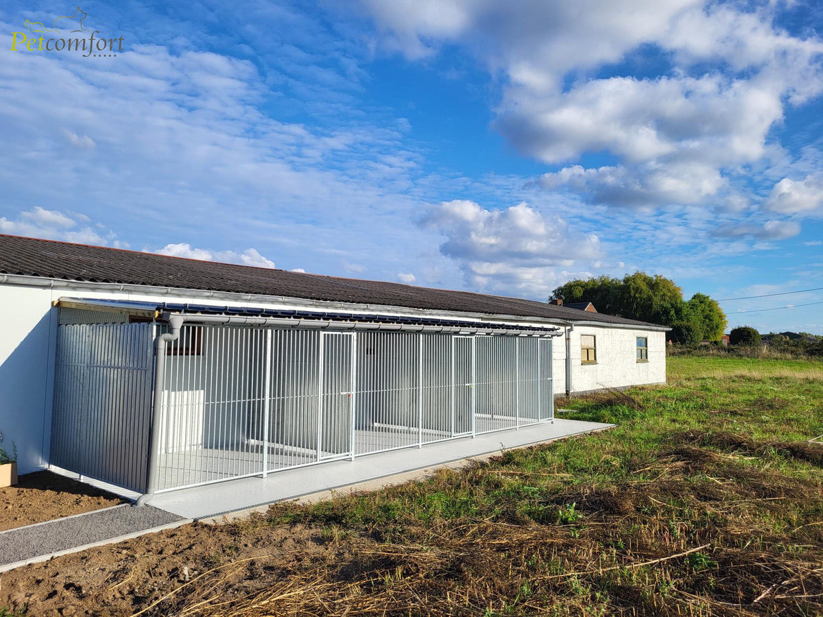 Hondenpension buitenrennen met dak en dakgoot