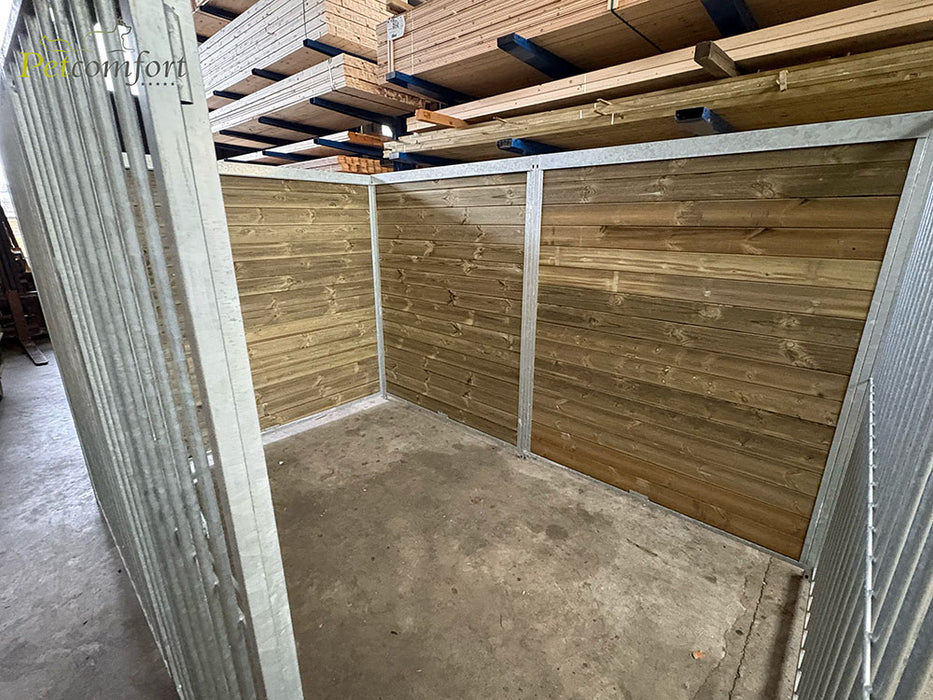 Intérieur d’un enclos pour chien avec des panneaux de chenil en bois
