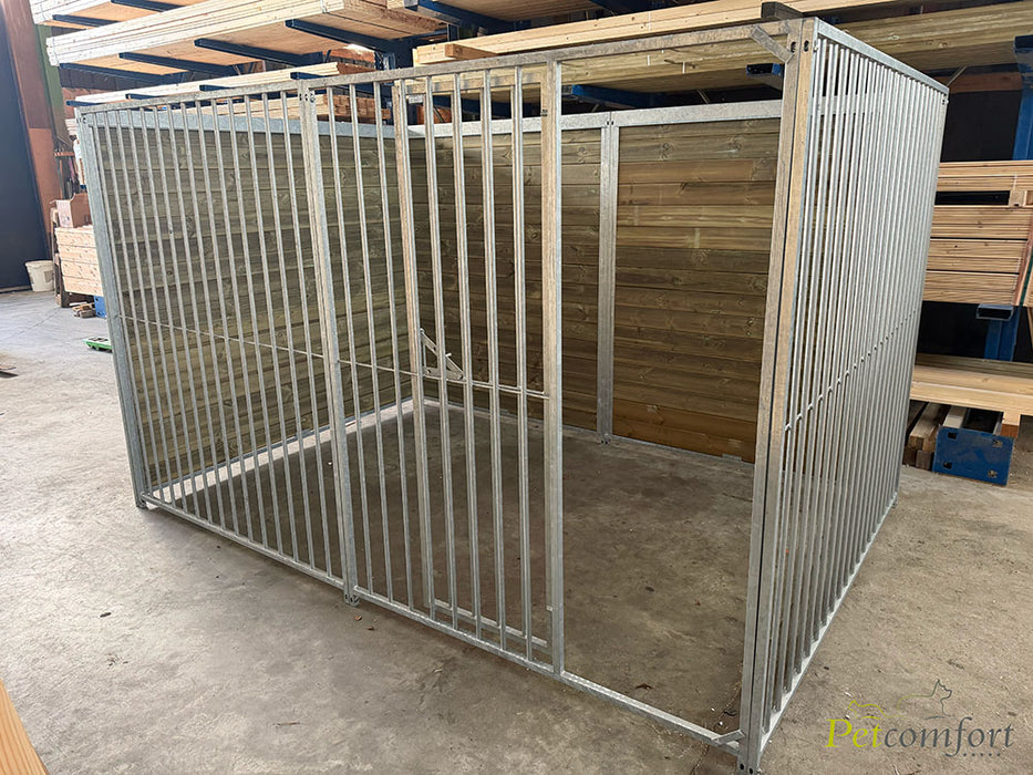 Enclos pour chien de 4 × 2 m avec des panneaux de chenil en bois comme paroi arrière et une paroi latérale
