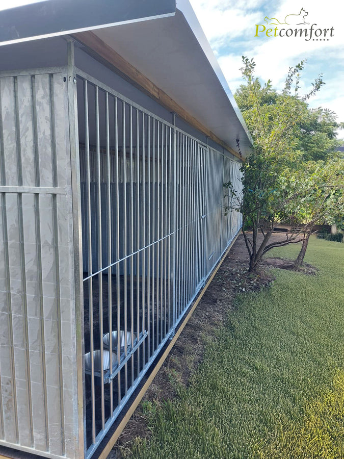 Hondenkennel met 3 rennen en geïsoleerd dak met dakboord