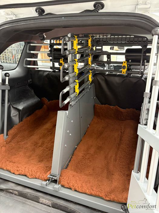 Mimsafe variogate met tussenschot en variobarrier geïnstalleerd in wagen voor 2 honden
