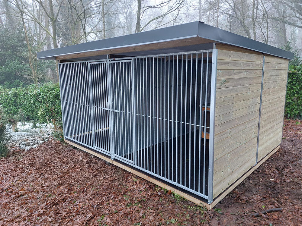 Dubbele hondenkennel voor politiehonden met houten bekleding